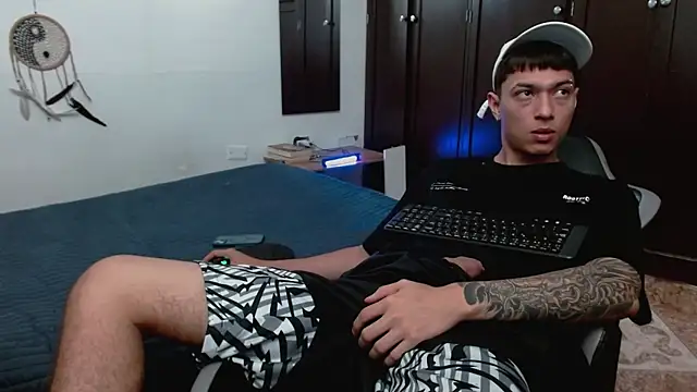 Snapshot of aaron_blug chatting on 12/20/25, 04:14 aaron blug online show from 12/20/25, 04:14