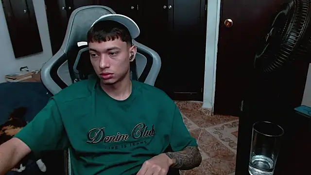 Snapshot of aaron_blug chatting on 02/17/26, 03:40 aaron blug online show from 02/17/26, 03:40