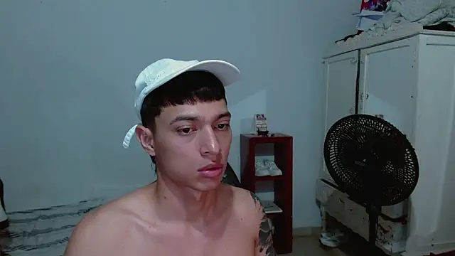 Snapshot of aaron_blug chatting on 03/17/26, 04:17 aaron blug online show from 03/17/26, 04:17