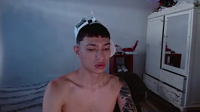 Snapshot of aaron_blug chatting on 03/21/26, 03:48 aaron blug online show from 03/21/26, 03:48