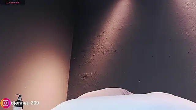 Snapshot of DilanJonnes_ chatting on 03/15/26, 01:06 DilanJonnes online show from 03/15/26, 01:06