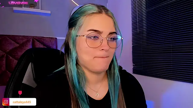 Snapshot of cattaleya___ chatting on 01/12/25, 04:10 cattaleya online show from 01/12/25, 04:10