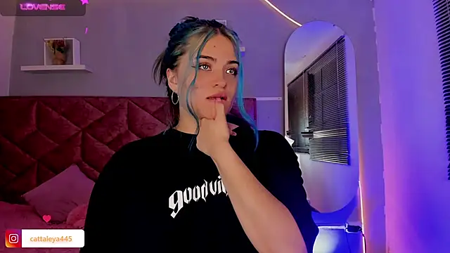 Snapshot of cattaleya___ chatting on 01/17/25, 07:19 cattaleya online show from 01/17/25, 07:19