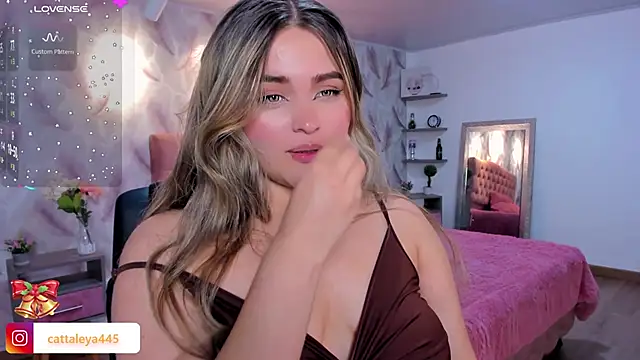 Snapshot of cattaleya___ chatting on 11/19/25, 02:44 cattaleya online show from 11/19/25, 02:44