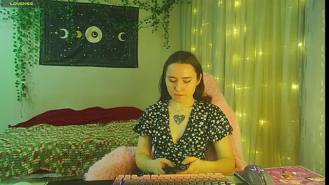 Snapshot of Aurora_workerr chatting on 12/21/25, 11:06 Aurora workerr online show from 12/21/25, 11:06