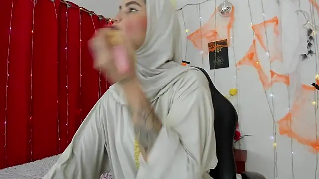 AishaAmin  online show from 10/29/25, 12:29