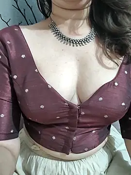 Snapshot of Brown_Maxi chatting on 02/28/25, 04:20 Brown Maxi online show from 02/28/25, 04:20