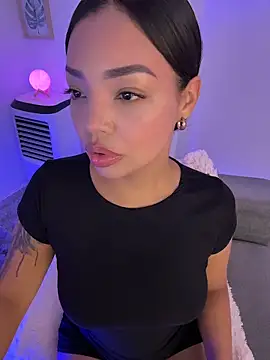 Snapshot of Sara_LipsX chatting on 12/19/25, 02:51 Sara LipsX online show from 12/19/25, 02:51