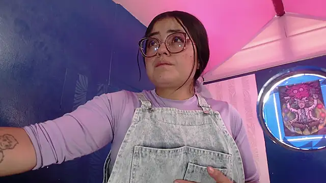 Snapshot of vitoria23_ chatting on 06/06/26, 02:33 vitoria23 online show from 06/06/26, 02:33