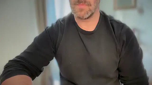 Snapshot of Mr_Beef chatting on 12/20/25, 02:35 Mr Beef online show from 12/20/25, 02:35