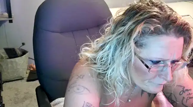 Snapshot of Lisalovely6981 chatting on 01/22/25, 12:27 Lisalovely6981 online show from 01/22/25, 12:27