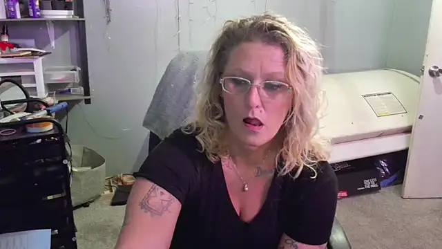 Snapshot of Lisalovely6981 chatting on 02/02/25, 05:15 Lisalovely6981 online show from 02/02/25, 05:15