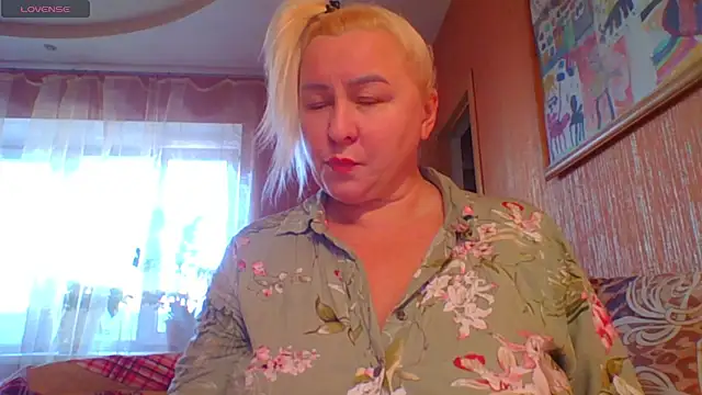 Snapshot of mira_robinsonnn chatting on 10/17/25, 02:37 mira robinsonnn online show from 10/17/25, 02:37