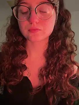 Snapshot of _foxygirl_ chatting on 12/04/24, 09:24  foxygirl  online show from 12/04/24, 09:24