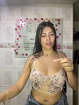 Snapshot of Alanna_atm_ chatting on 01/21/25, 11:45 Alanna atm online show from 01/21/25, 11:45