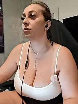 AvaLloyd online show from 10/05/25, 03:38