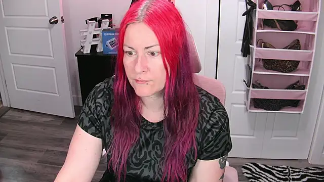 Snapshot of gennyrock chatting on 06/14/26, 02:52 gennyrock online show from 06/14/26, 02:52