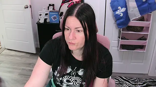 Snapshot of gennyrock chatting on 07/12/26, 12:18 gennyrock online show from 07/12/26, 12:18