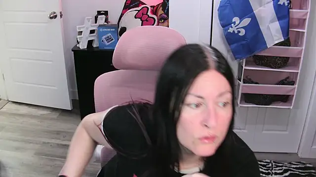 Snapshot of gennyrock chatting on 07/25/26, 12:14 gennyrock online show from 07/25/26, 12:14