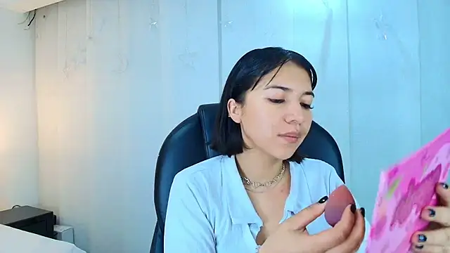 lina bedoya  online show from 12/03/25, 11:30