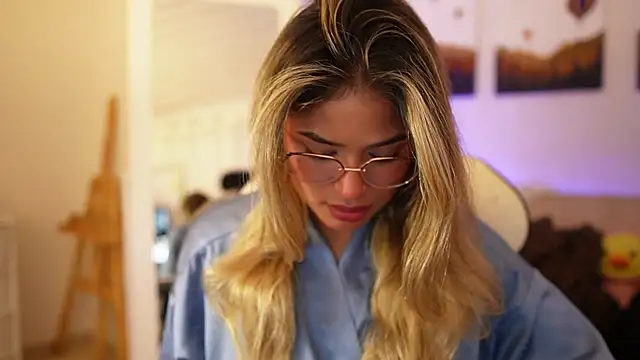 Snapshot of SaraParisi chatting on 02/04/25, 01:23 SaraParisi online show from 02/04/25, 01:23