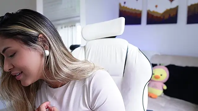 Snapshot of SaraParisi chatting on 02/04/25, 09:10 SaraParisi online show from 02/04/25, 09:10