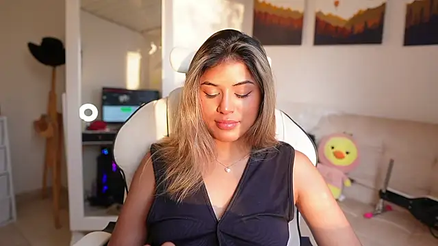 Snapshot of SaraParisi chatting on 02/07/25, 10:41 SaraParisi online show from 02/07/25, 10:41