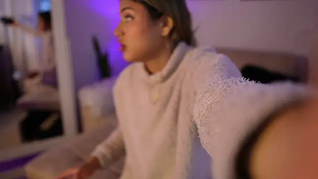 Snapshot of SaraParisi chatting on 02/13/25, 11:04 SaraParisi online show from 02/13/25, 11:04