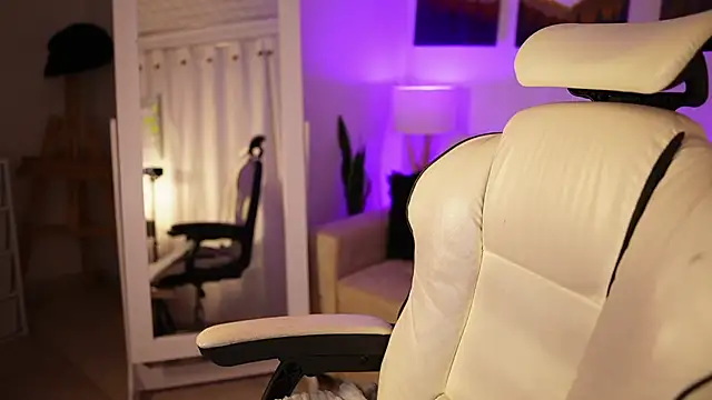 Snapshot of SaraParisi chatting on 02/14/25, 02:07 SaraParisi online show from 02/14/25, 02:07