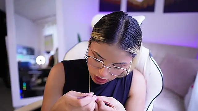 Snapshot of SaraParisi chatting on 02/17/25, 09:41 SaraParisi online show from 02/17/25, 09:41