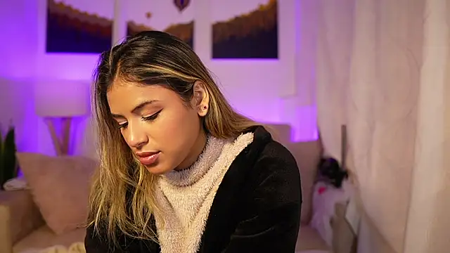 Snapshot of SaraParisi chatting on 02/19/25, 01:51 SaraParisi online show from 02/19/25, 01:51