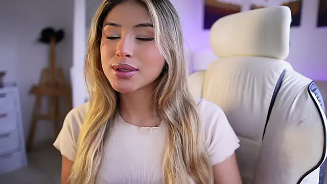 Snapshot of SaraParisi chatting on 02/19/25, 09:14 SaraParisi online show from 02/19/25, 09:14