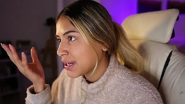 Snapshot of SaraParisi chatting on 02/21/25, 01:33 SaraParisi online show from 02/21/25, 01:33