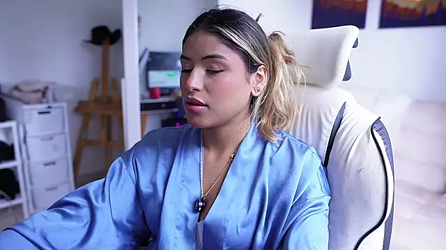 Snapshot of SaraParisi chatting on 02/22/25, 01:00 SaraParisi online show from 02/22/25, 01:00