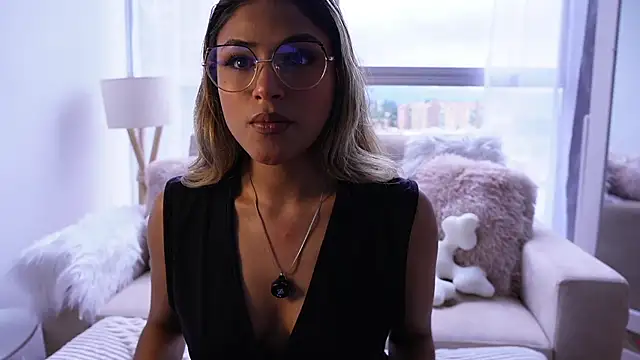 Snapshot of SaraParisi chatting on 03/05/25, 09:26 SaraParisi online show from 03/05/25, 09:26