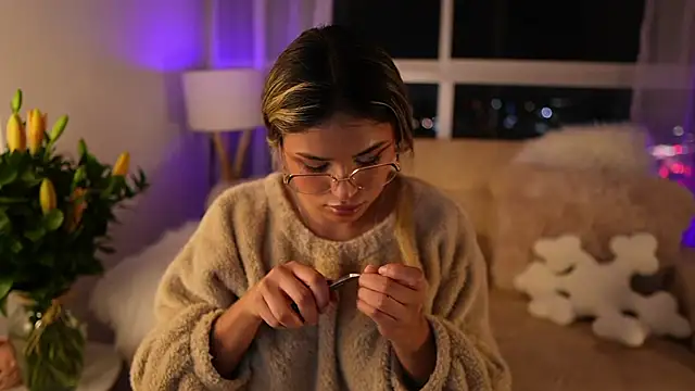 Snapshot of SaraParisi chatting on 03/07/25, 12:15 SaraParisi online show from 03/07/25, 12:15