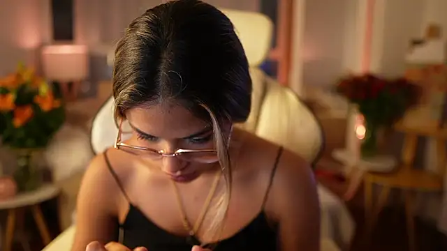 Snapshot of SaraParisi chatting on 03/12/25, 01:47 SaraParisi online show from 03/12/25, 01:47