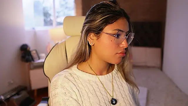 Snapshot of SaraParisi chatting on 03/15/25, 10:44 SaraParisi online show from 03/15/25, 10:44