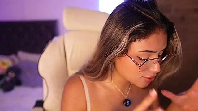 Snapshot of SaraParisi chatting on 03/20/25, 11:02 SaraParisi online show from 03/20/25, 11:02