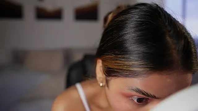 Snapshot of SaraParisi chatting on 10/23/25, 10:30 SaraParisi online show from 10/23/25, 10:30