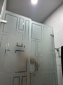 Snapshot of SaraParisi chatting on 10/27/25, 10:25 SaraParisi online show from 10/27/25, 10:25