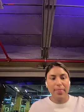 Snapshot of SaraParisi chatting on 11/05/25, 04:18 SaraParisi online show from 11/05/25, 04:18