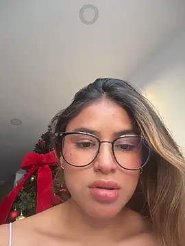 Snapshot of SaraParisi chatting on 11/23/25, 10:09 SaraParisi online show from 11/23/25, 10:09