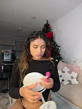 Snapshot of SaraParisi chatting on 12/02/25, 10:27 SaraParisi online show from 12/02/25, 10:27