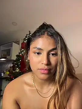 Snapshot of SaraParisi chatting on 12/17/25, 11:33 SaraParisi online show from 12/17/25, 11:33