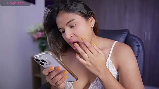 Snapshot of SaraParisi chatting on 03/16/26, 10:47 SaraParisi online show from 03/16/26, 10:47