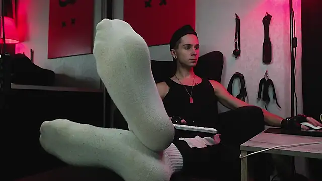 Joseph  Quinn online show from 01/17/25, 02:50