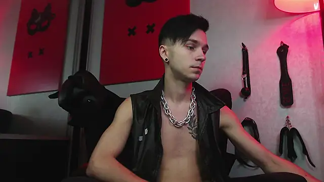 Joseph  Quinn online show from 01/25/25, 02:03