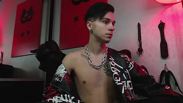 Joseph  Quinn online show from 02/03/25, 07:51