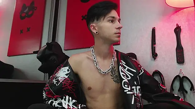 Joseph  Quinn online show from 03/15/25, 08:04